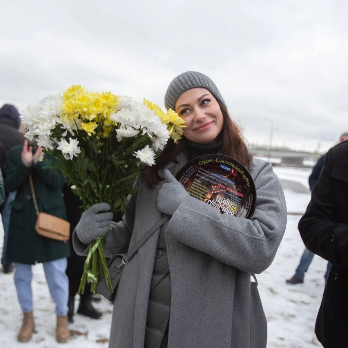 Анна Ковальчук одна и с коллегами по сериалу «Тайны следствия»