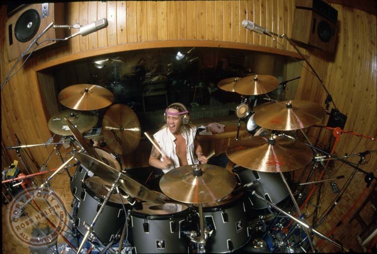 Нико Макбрейн в студии Compass Point на Багамах в ходе работы над альбомом, 1986 год. Фото из открытых источников.