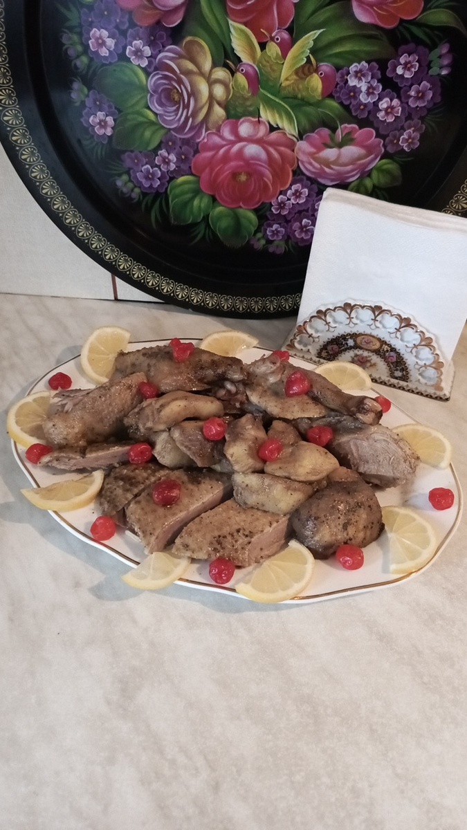 Тушёную индоутку с яблоками подавать на сервировочном блюде. Фото автора.