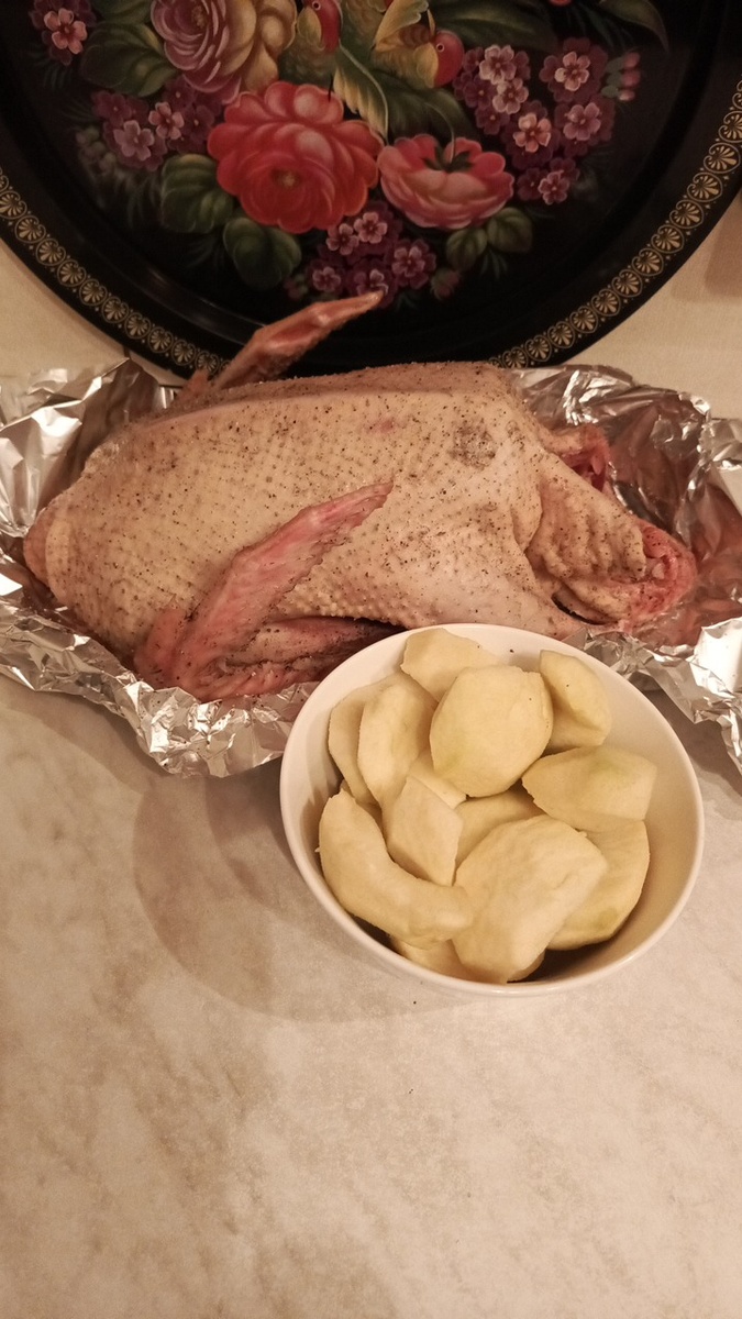 Подготовить необходимое. Индоутку натереть солью, перцем. Яблоки очистить, нарезать. Фото автора.