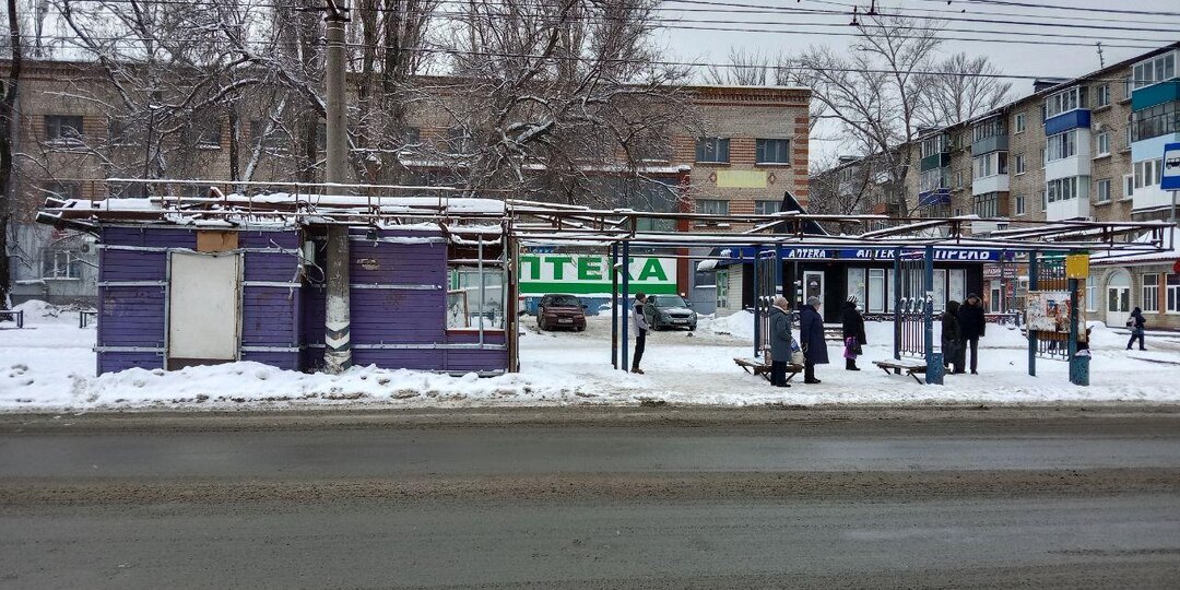 В Балакове демонтировали остановочный павильон у Центральной почты, оставив кругом разруху