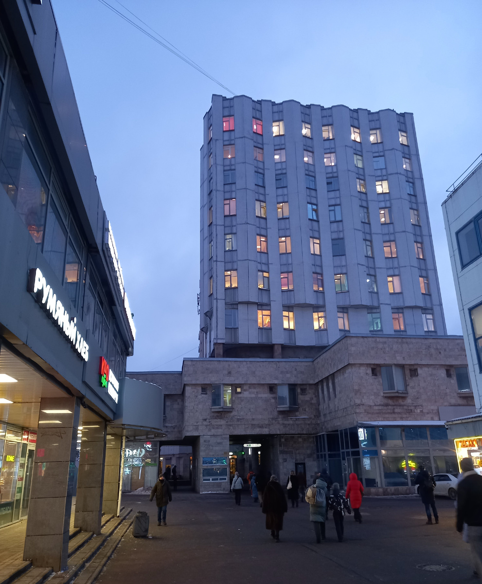 Станция метро Приморская.