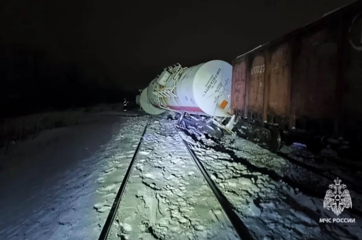    Встали поезда.