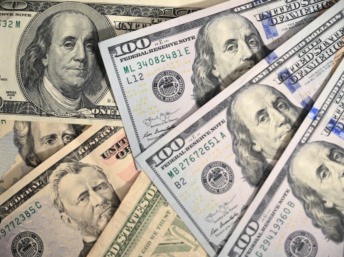    Доллары: старые, новые и юани© РИА Новости . Владимир Астапкович