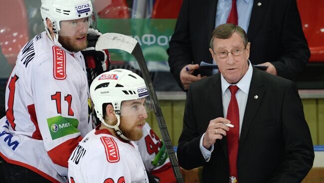 Валерий Константинович Белоусов вместе с игроками "Трактора"