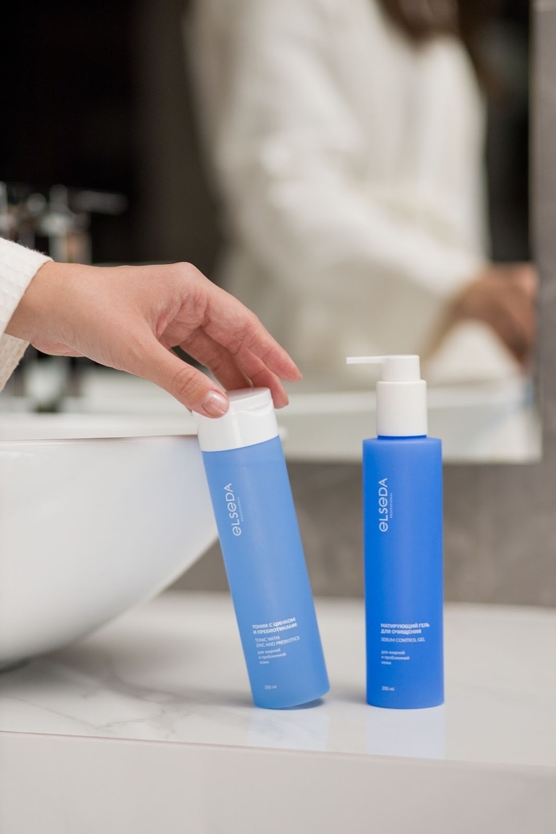 Например, в тонике для жирной и проблемной кожи от ELSEDA содержатся цинк и пребиотики. Цинк регулирует выработку кожного сала, обладает мощным противовоспалительным и антибактериальным действием. Пребиотики питают здоровую микрофлору, укрепляют защитный барьер, снижают воспаления и акне, нормализует pH