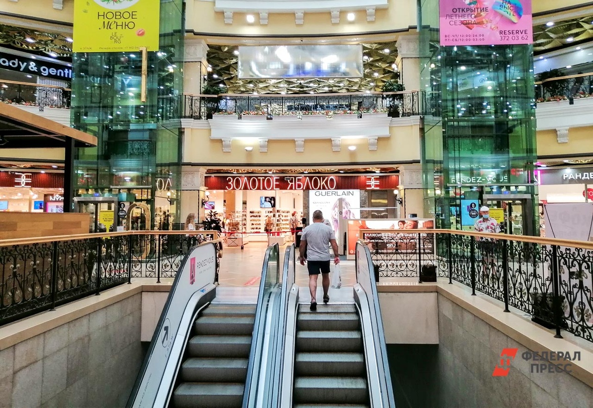 В ТЦ Петербурга задержали охранников после драки с посетителем.  Фото: Елена Майорова