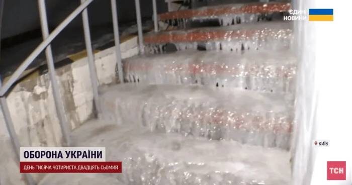    Во многих многоквартирных домах украинских городов полопались трубы, и вылившаяся из них вода замерзла на лестницах. Кадр украинского телемарафона