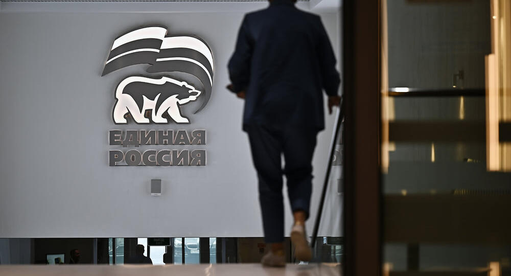 Летавший с женой на роды в Чили единоросс Иван Жиляев не покинул партию