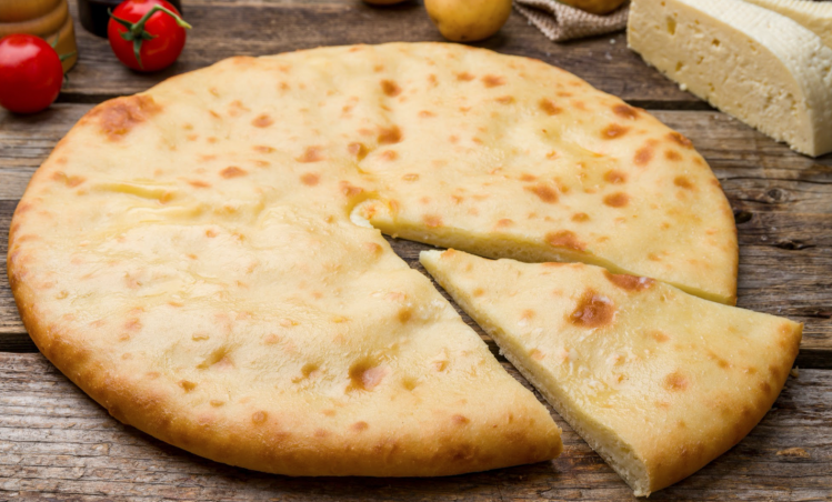 Тонкое тесто, сочная начинка: осетинский пирог с курицей и сыром, который просят на бис