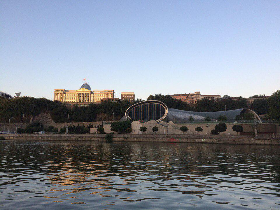 Культурный комплекс в парке Рике и далее Президентский дворец