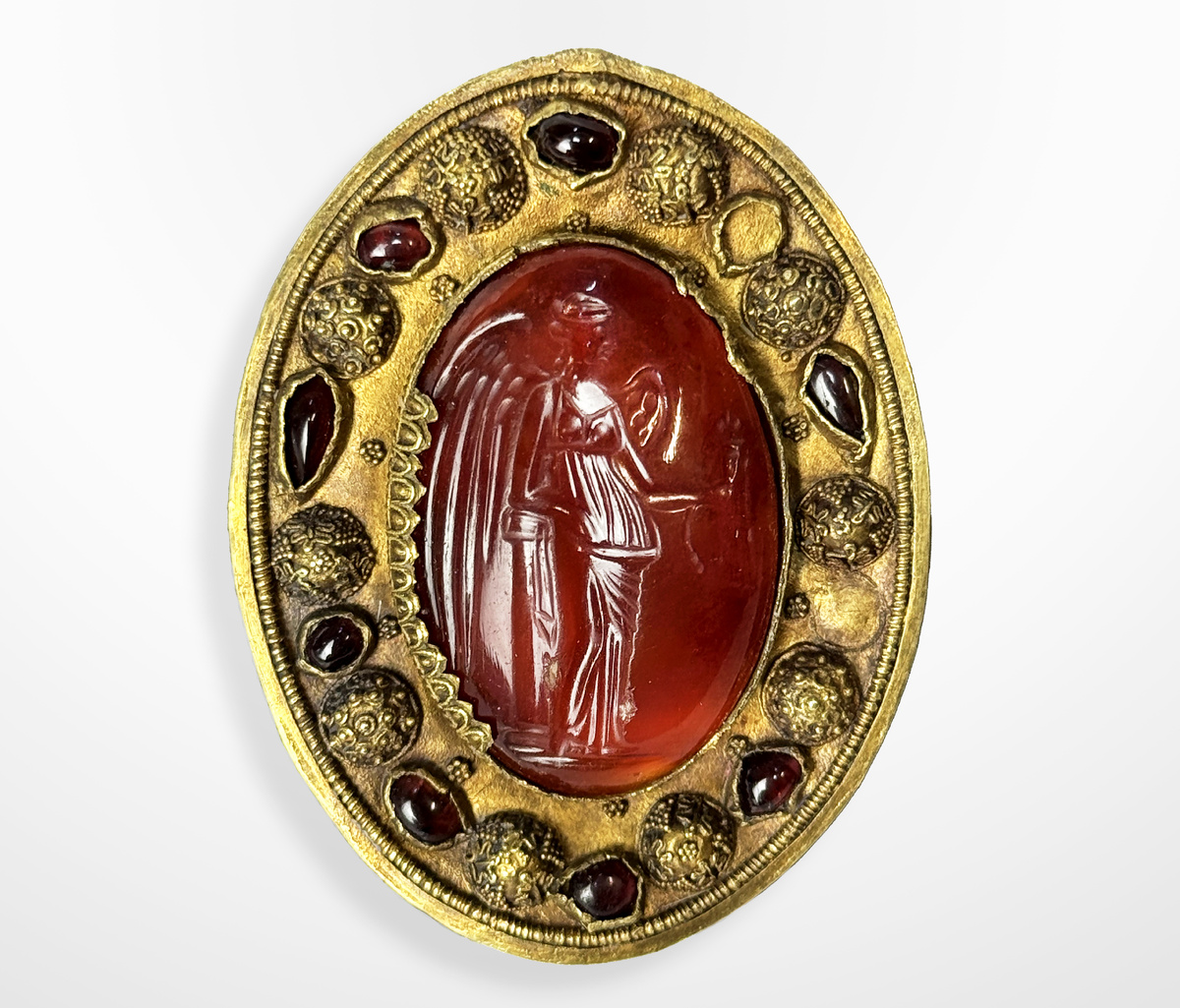 Фибула-брошь. Сер. I в. до н.э. (время изготовления - 80-е гг.) время положения в могилу - вторая половина I в. до н.э. х. Песчаный. Курган. Погребение 10. 1979 г. Размер - 6х4,5 см. Золото, сердолик, альмандин, железо. Краснодарский государственный историко-археологический музей-заповедник имени Е.Д. Фелицына.