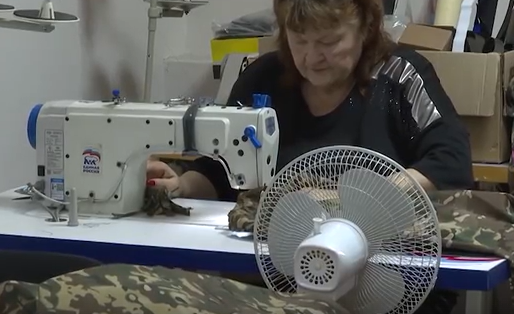     Волонтёры из Канска отшивают шапки и балаклавы для бойцов СВО