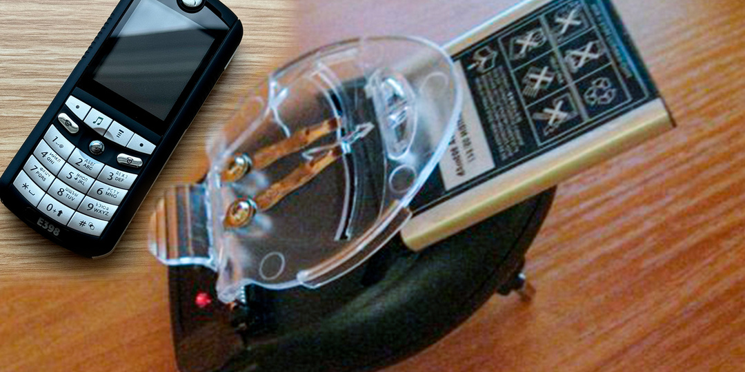 "Лягушка" - наша первая беспроводная зарядка. Так заряжали мобильники в 2000-х, когда не было блока питания под рукой