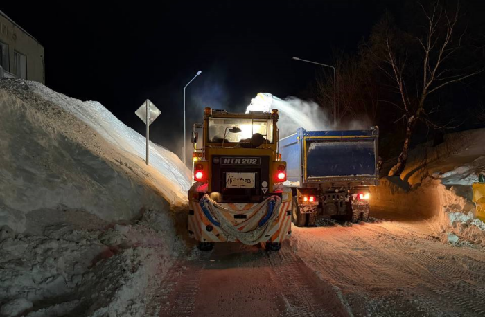 Туннели в снегу камчатские дорожники пробивают круглые сутки / фото: телеграм-канал администрации Петропавловск-Камчатского городского округа