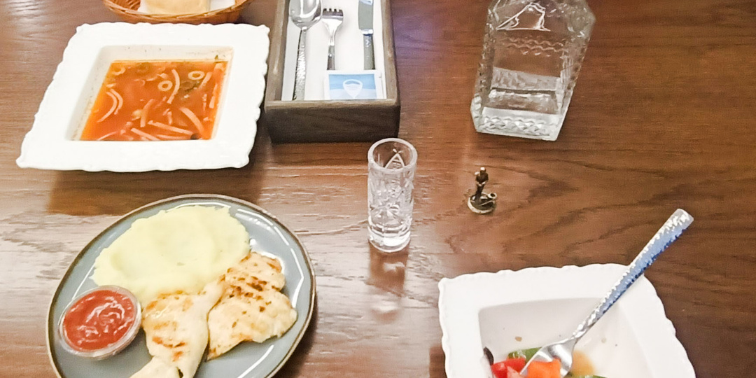 Сытный обед в сербском ресторане "Плескавица" из трёх блюд, кофе и графина водки всего за 855₽