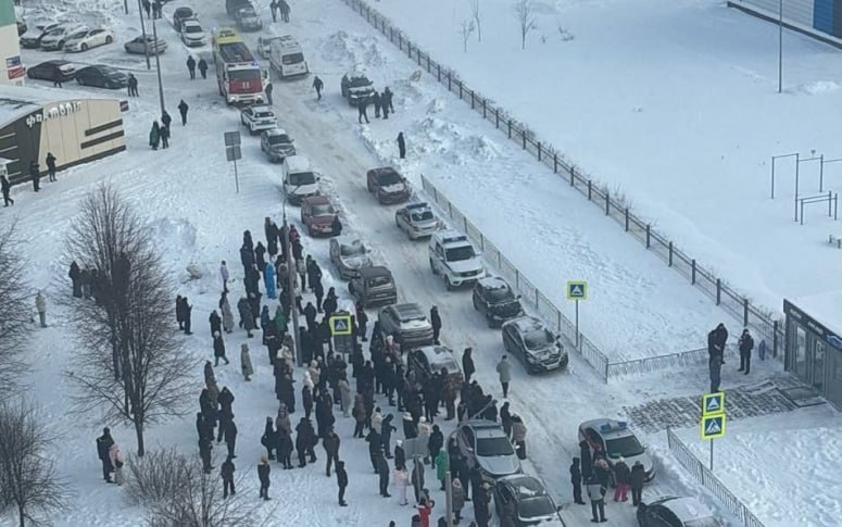 Возле школе, где было ЧП, собралась толпа. Скрин соцсети