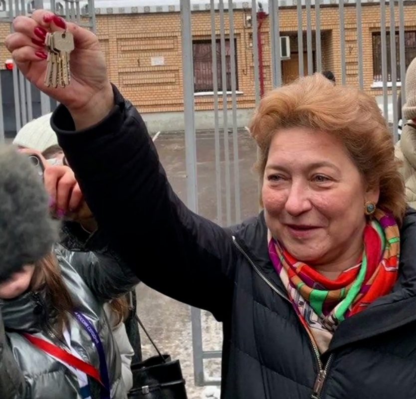   Адвокат Полины Лурье Светлана Свириденко с выстраданными ключами. Фото: кадр видео