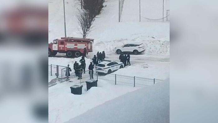 Обстановка возле лицея в Нижнекамске, где 13-летний школьник напал на сотрудницу. Обложка © Telegram / SHOT