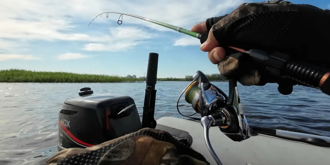 Рыбалка с лодки в 2026 году: полный гид по правилам, безопасности и документам