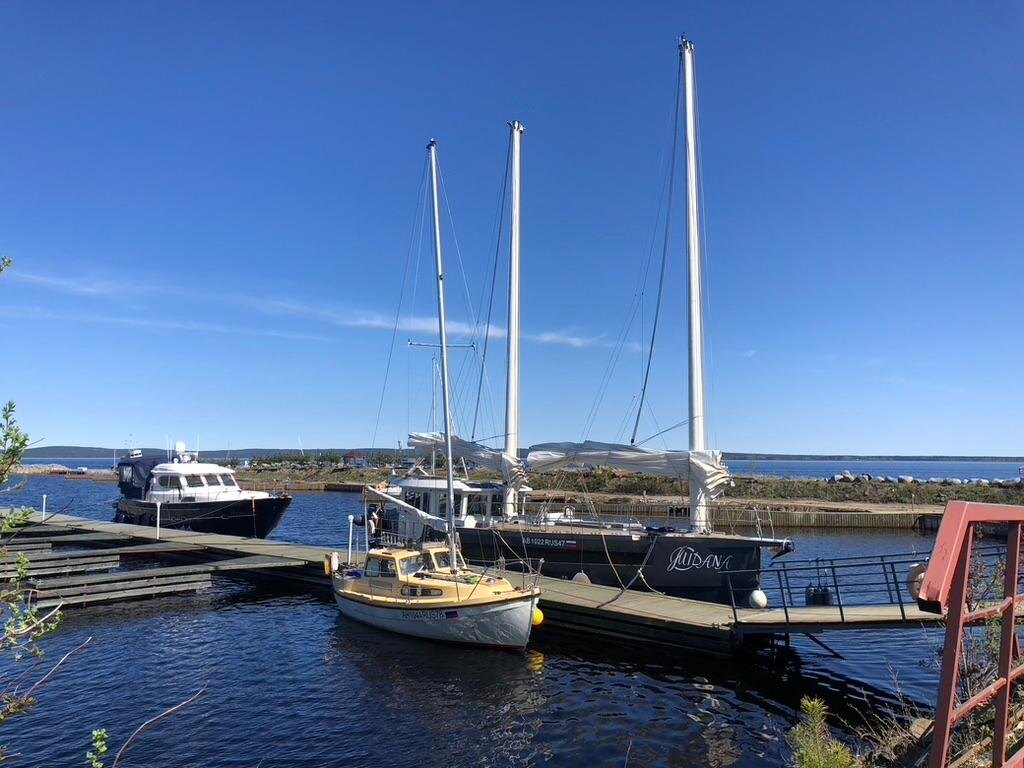 "Желтая утка" в Петрозаводском яхт-клубе "Пески" рядом с покорителем Арктики яхтой "Мидана" 