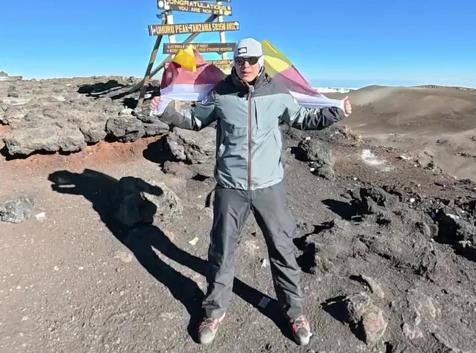    Ульяновский хирург поздравил областную больницу с юбилеем с вершины Килиманджаро | ФОТО: скриншот с видео