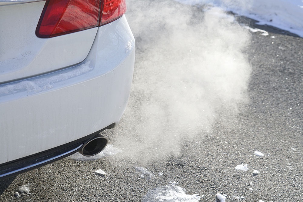    Современный двигатель прогревают для циркуляции масла, а не для полного нагрева на месте. / iStock