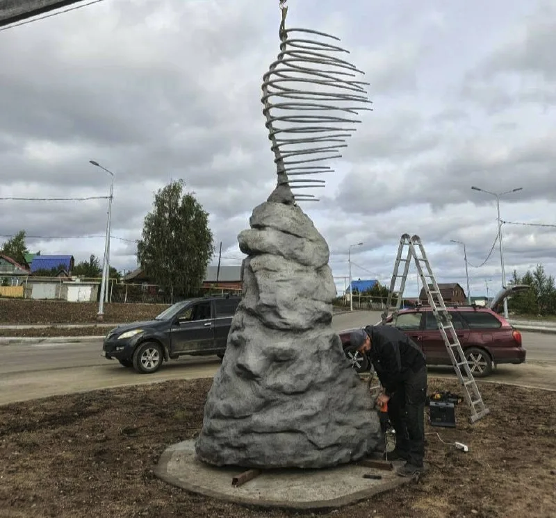 Жители города Качканара  восприняли  с негодованием трату бетона на этот сомнительный "шедевр".