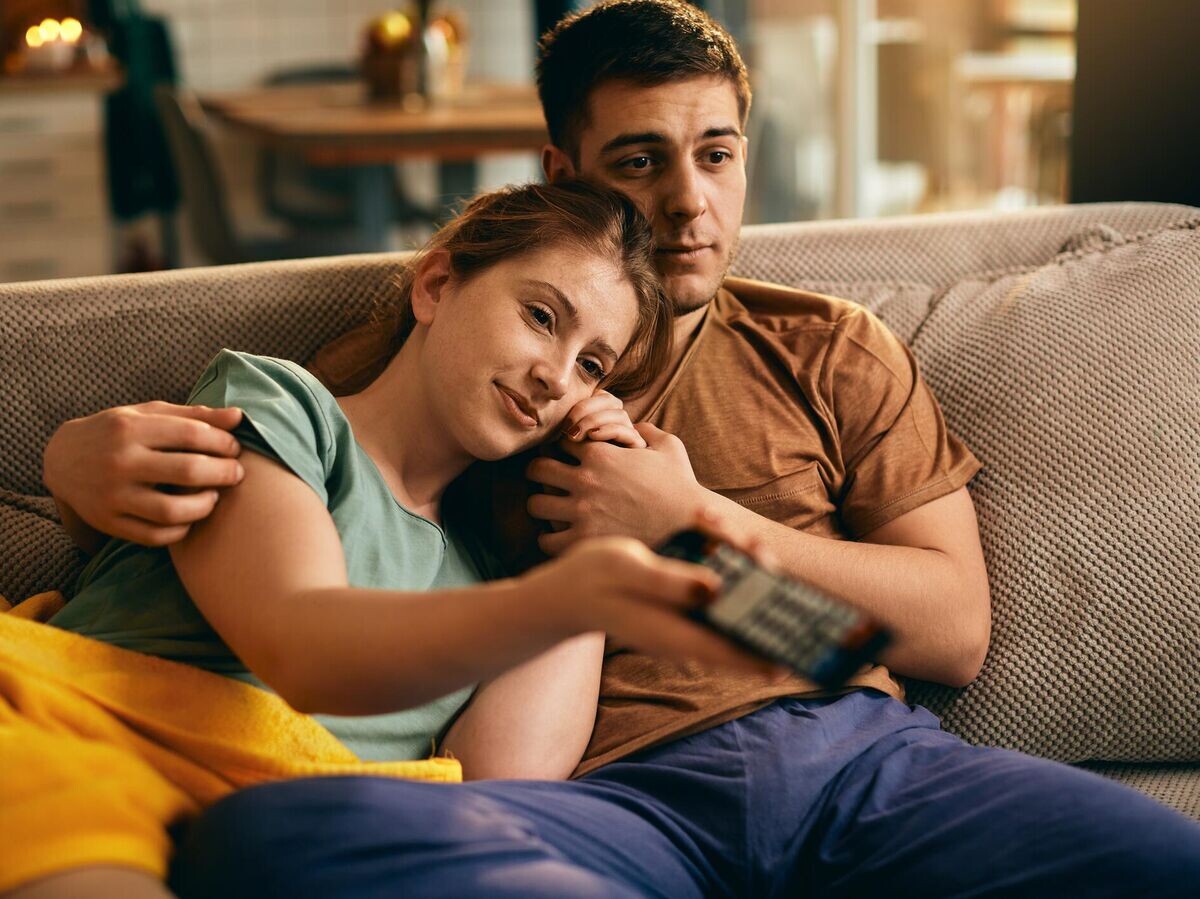    Пара за просмотром сериала | © iStock.com / Drazen Zigic