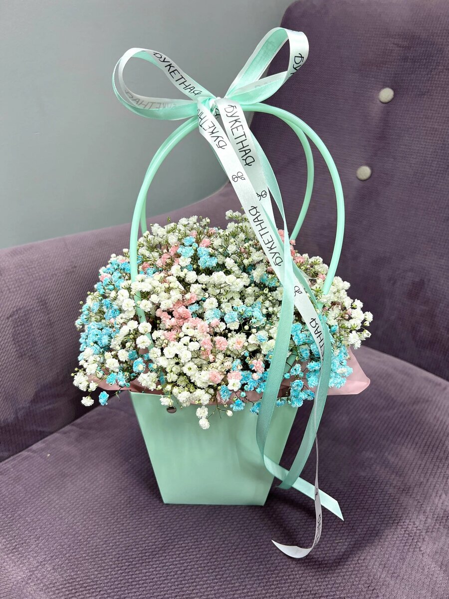 Композиция сумочка с гипсофилой бирюзово - розовая buketnaya54.ru 