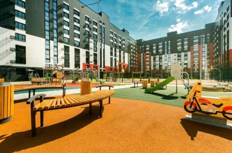 В состав комплекса «Зелёная долина», где реализовали проект, входят 17 МКД комфорт-класса, а также собственная инфраструктура: детский сад и центр развития, торгово-спортивный комплекс, парковая зона с местами отдыха и барбекю
