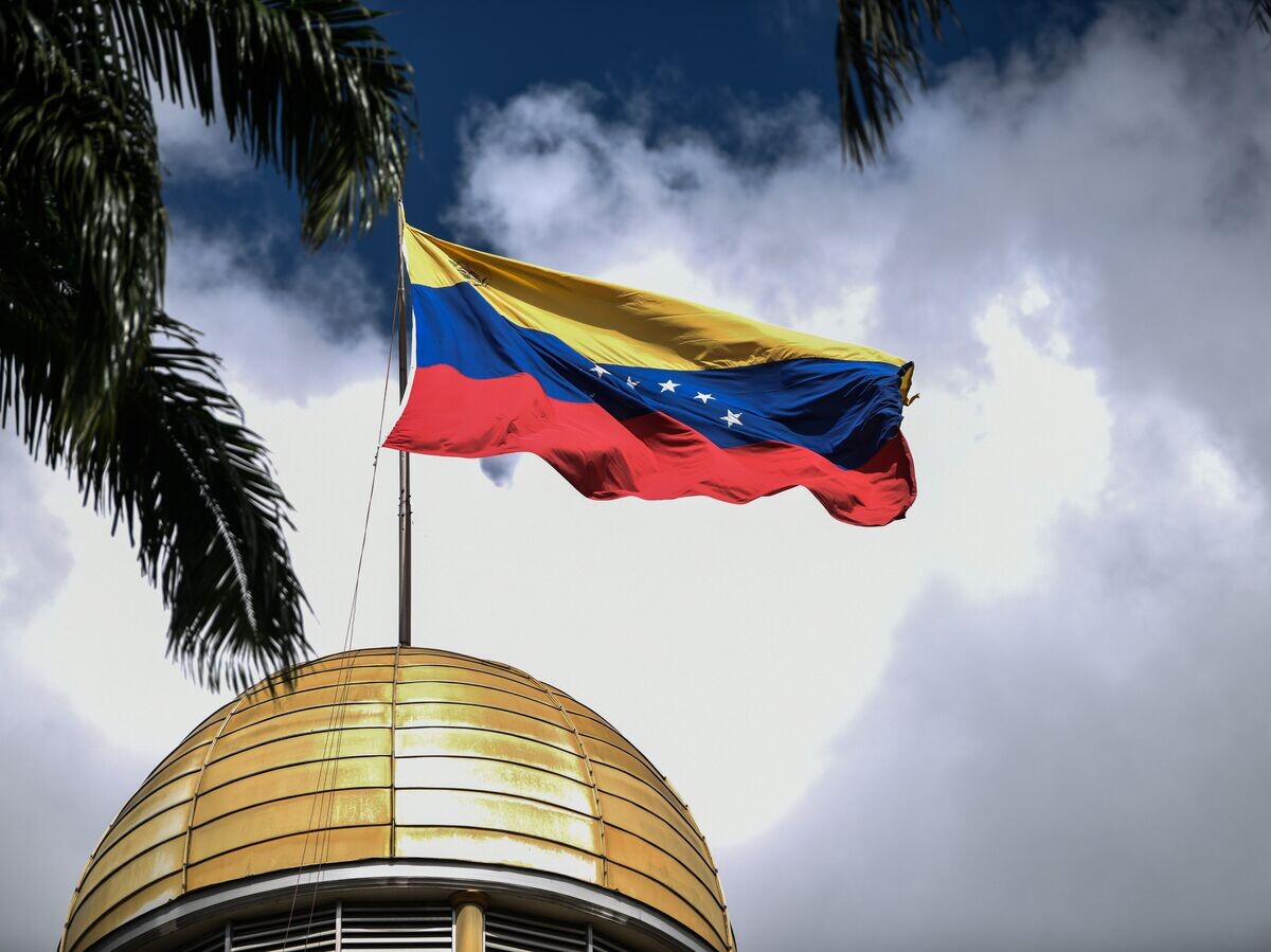    Флаг на здании Национальной ассамблеи Венесуэлы в Каракасе© РИА Новости . Каролина Кабрал
