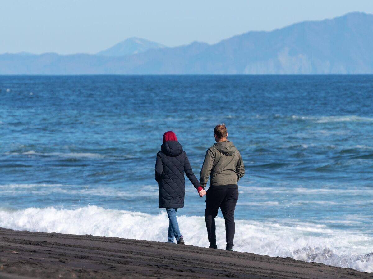    Молодые люди гуляют на Халактырском пляже Тихоокеанского побережья полуострова Камчатка | © РИА Новости / Александр Пирагис
