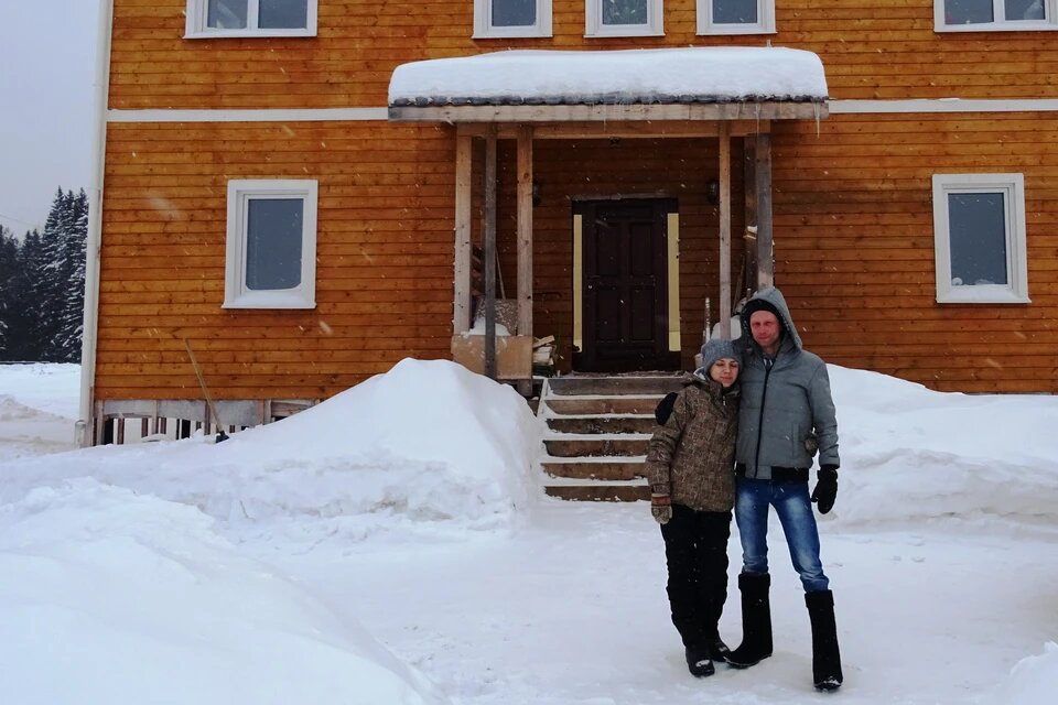 Супруги Конышевы на фоне своего коттеджа. Фото: Николай ВАРСЕГОВ