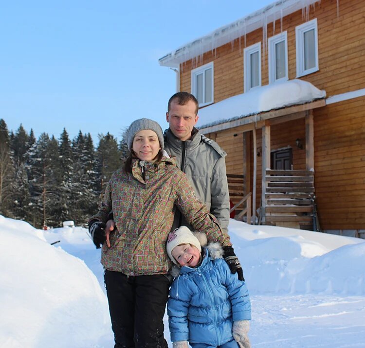 Алексей Конышев с семьей на фоне дома своего.Фото: Николай ВАРСЕГОВ