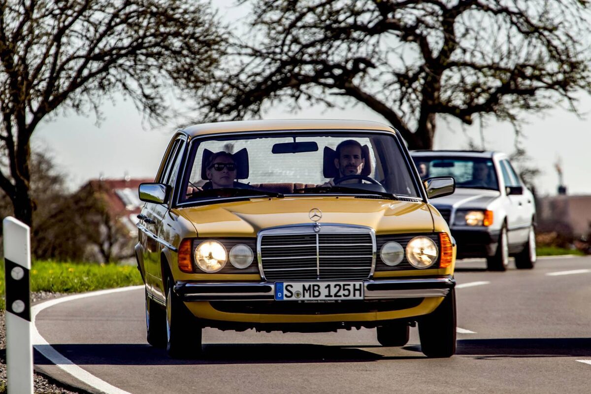    Mercedes-Benz W123 (серия 230). Вид спереди во время движения   
Mercedes-Benz