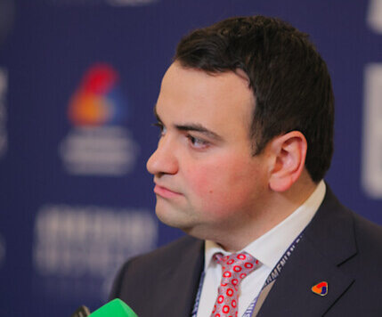    Нарек Карапетян провел презентацию экономической программы мецената и бизнесмена Самвела Карапетяна. Фото: группа компаний «Ташир».