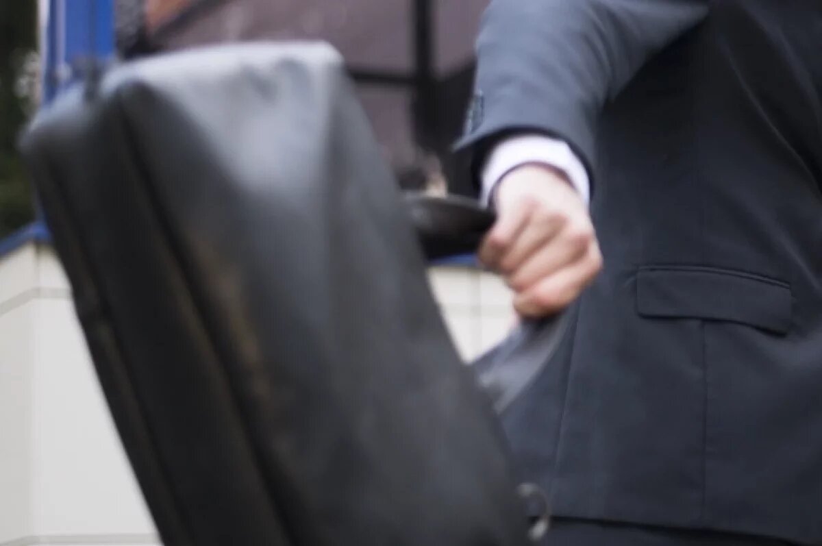    В Комсомольске-на-Амуре пассажирка украла сумку с деньгами у таксиста