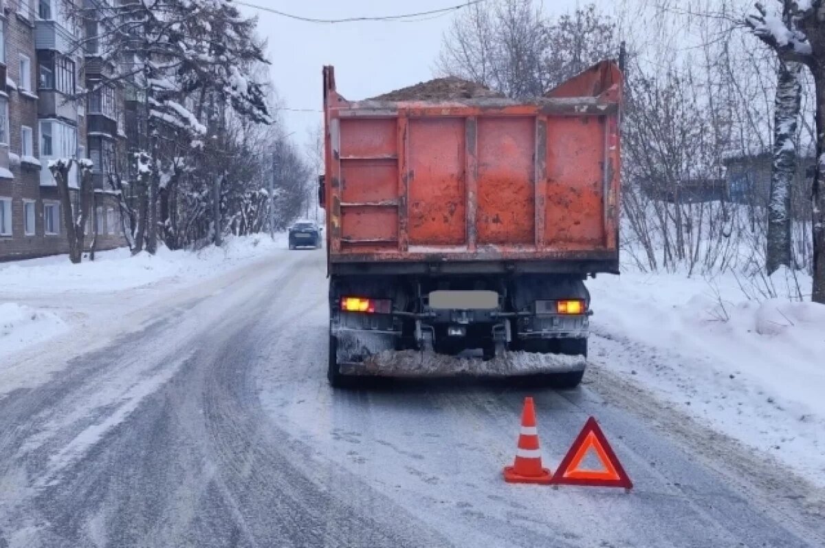    Водитель легкового автомобиля, по всей видимости, не смог выдержать безопасную дистанцию.