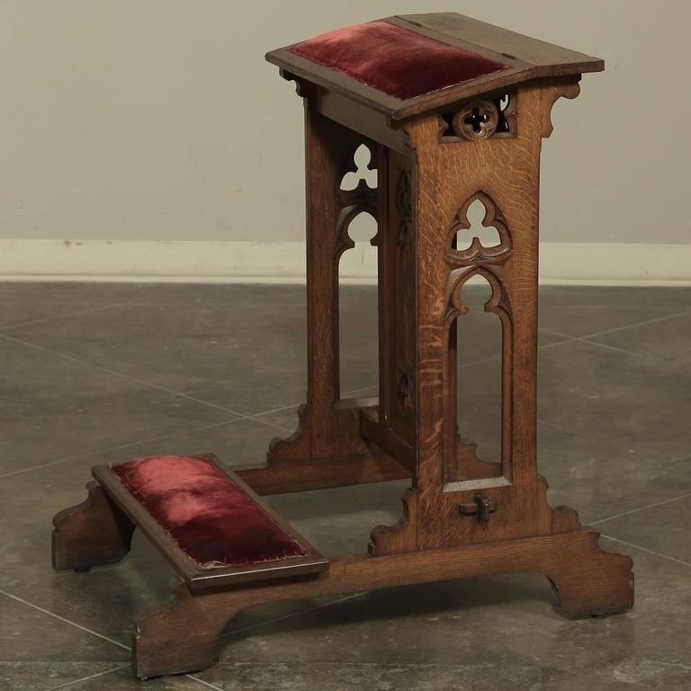 Вуаля, готическая скамеечка для коленопреклонений