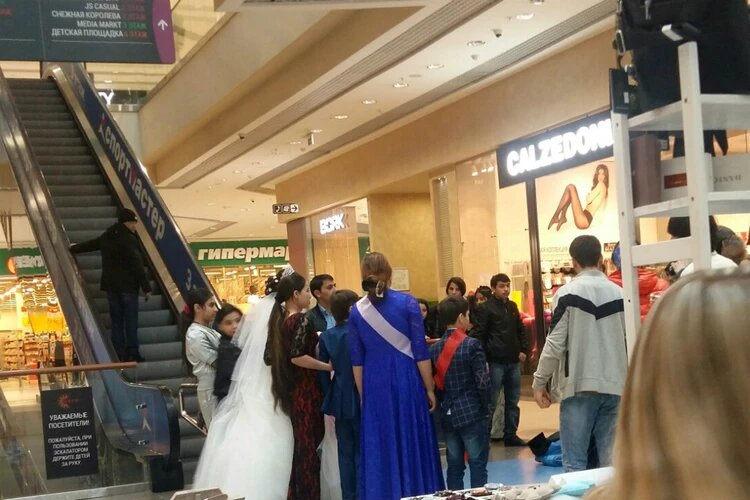 Многочисленными очевидцами необычной свадьбы стали посетители торгового центра «Аура»