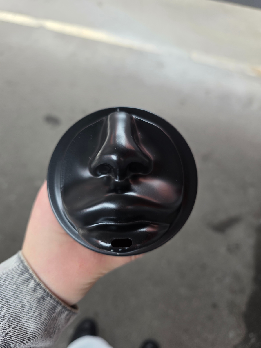 Редко в Москве встретишь на улице человека без стаканчика с кофе... 