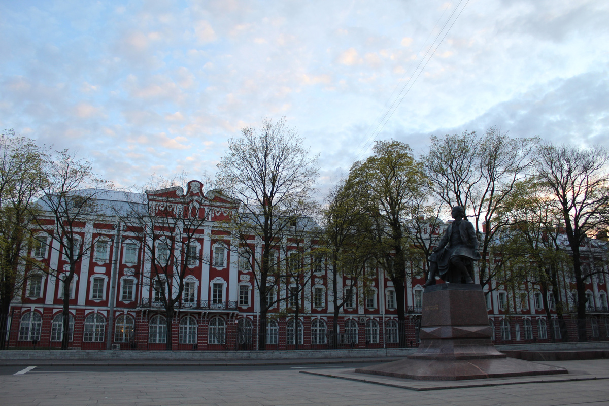 Здание 12 коллегий - главный корпус СПбГУ и памятник Ломоносову