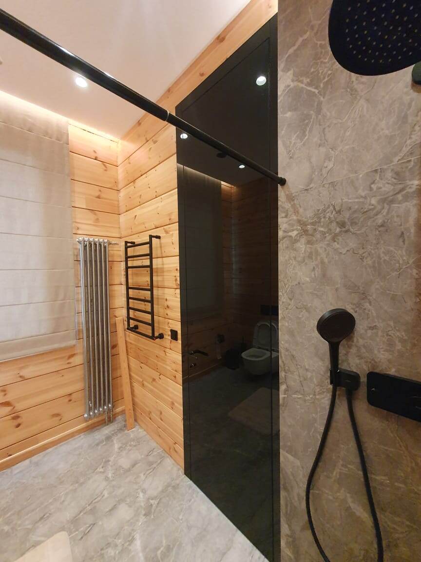 Дверь DORIAN.RU из глянцевого стекля с глянцевым наличником