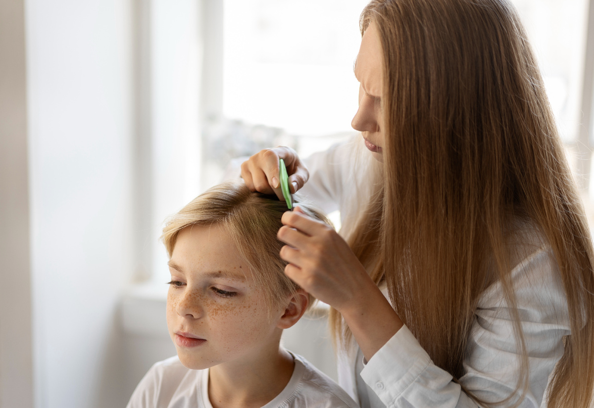 Вши легко передаются при тесном контакте, поэтому педикулёз нередко возникает в детских коллективах — в детских садах, школах, лагерях. 