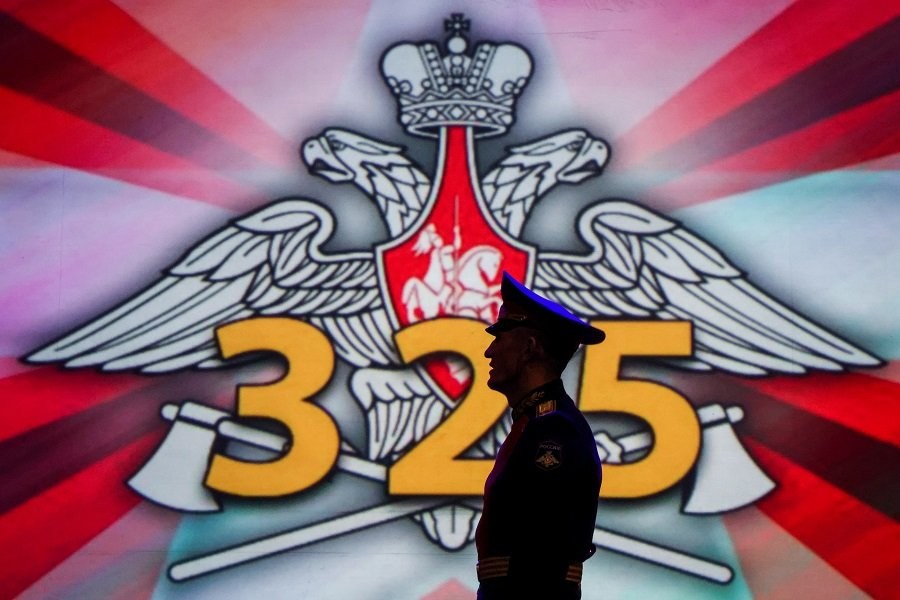 Военнослужащий инженерных войск ВС РФ во время выступления на торжественном концерте, который приурочен к 325-летию инженерных войск ВС РФ - Фото: Сергей Карпухин/ТАСС