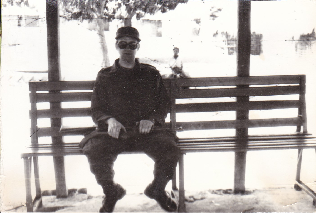 на фото , охрана военной миссии в Куито---Канавале своими силами.Ночью по двое..