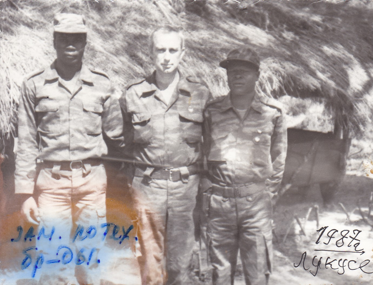 На фото, с командованием МПБр.Эти офицеры ,,ФАПЛа,,воюют с 14 лет.