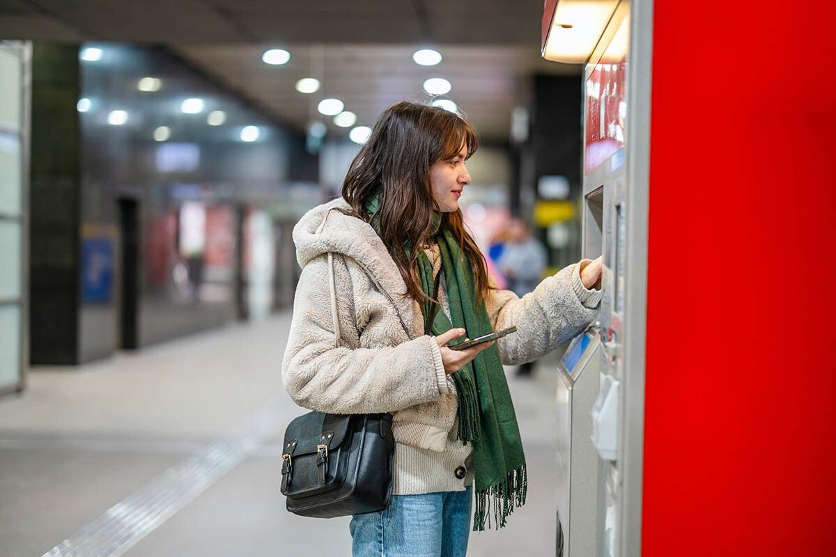 Проездной удобно пополнять заранее на месяц. Источник: pikselstock / Shutterstock / FOTODOM📷

