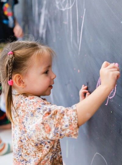 Путин поручил продлить работу детсадов до позднего вечера